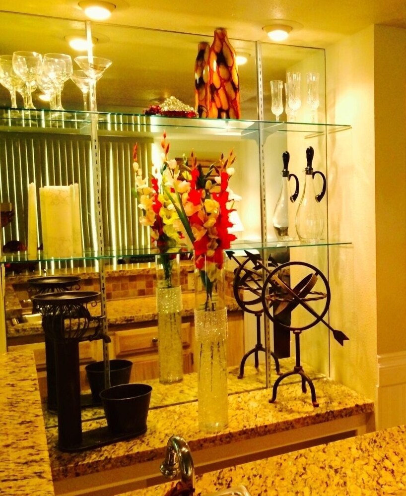 Executive Condo, 1 Bedroom, Balcony, City View - Living Area