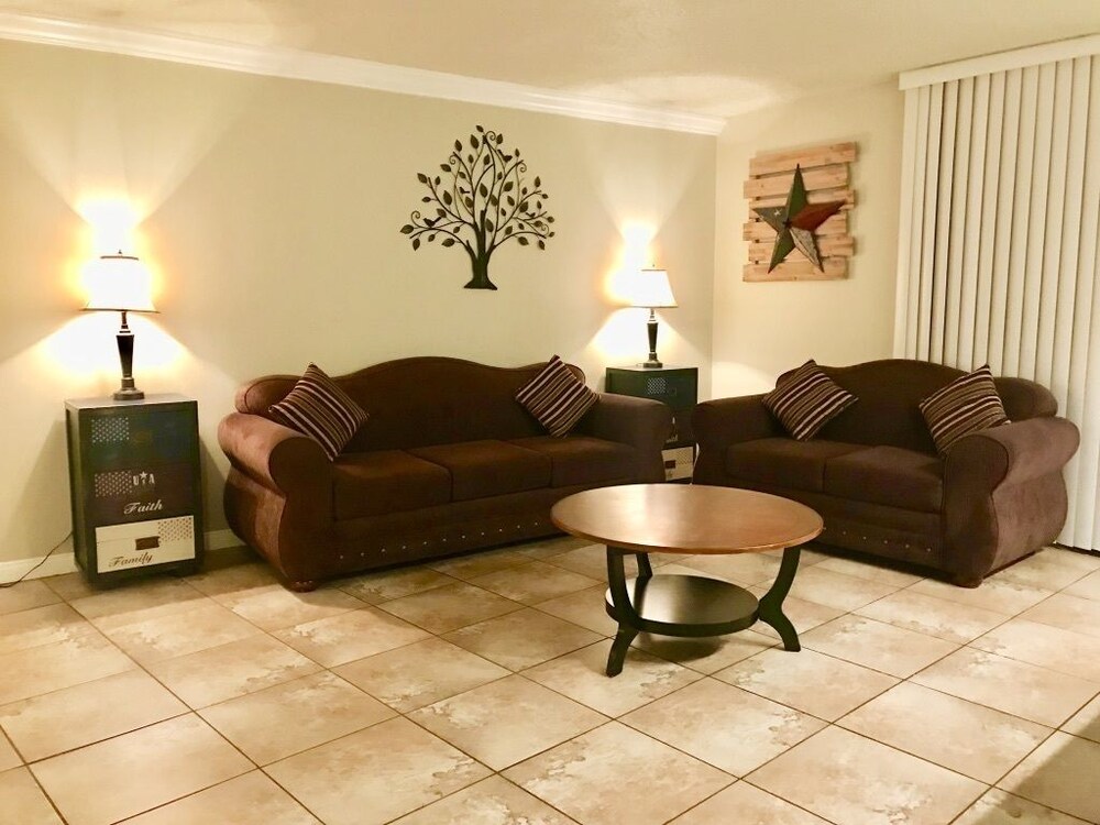 Executive Condo, 1 Bedroom, Balcony, Mountain View - Room