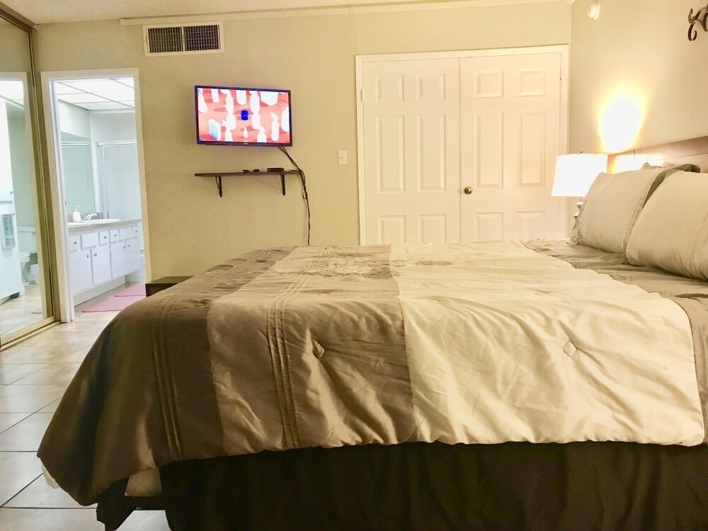 Executive Condo, 1 Bedroom, Balcony, Mountain View - Room