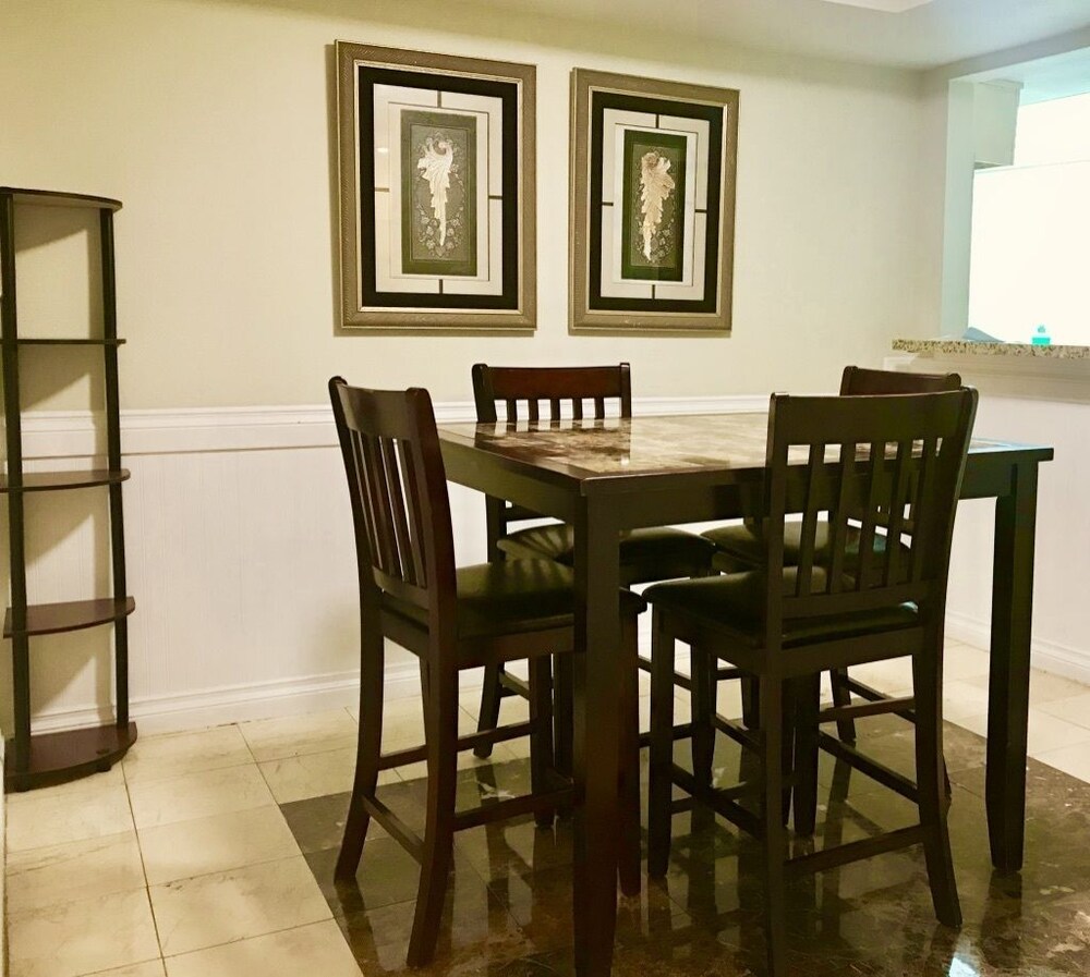 Executive Condo, 1 Bedroom, Balcony, City View - Room