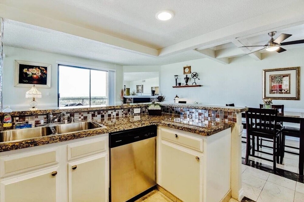Executive Condo, 2 Bedrooms, Balcony, Pool View - Private Kitchen