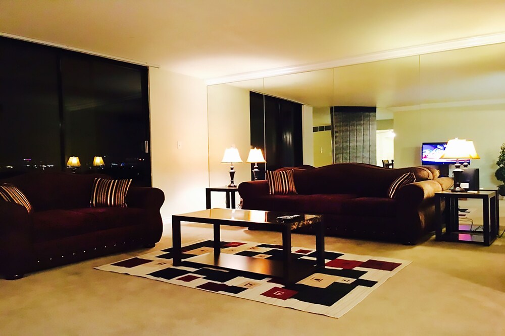 Executive Condo, 3 Bedrooms, Balcony, Pool View - Living Room