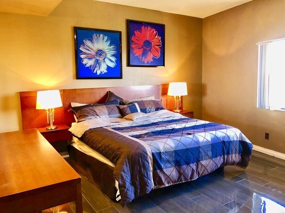 Executive Condo, 2 Bedrooms, Balcony, Pool View - Room