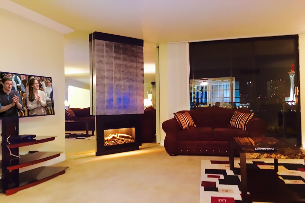 Executive Condo, 2 Bedrooms, Balcony, Pool View - Living Area