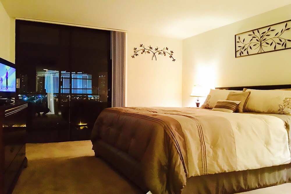 Executive Condo, 2 Bedrooms, Balcony, Pool View - Room