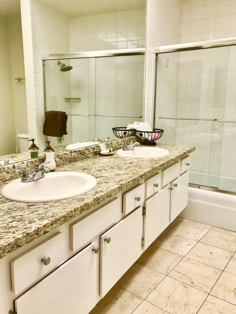 Executive Condo, 1 Bedroom, Balcony, City View - Bathroom