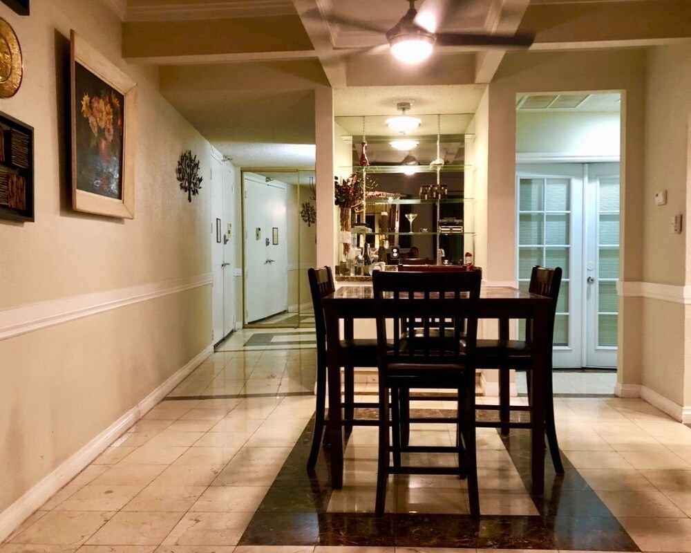 Executive Condo, 2 Bedrooms, Balcony, Pool View - In-Room Dining