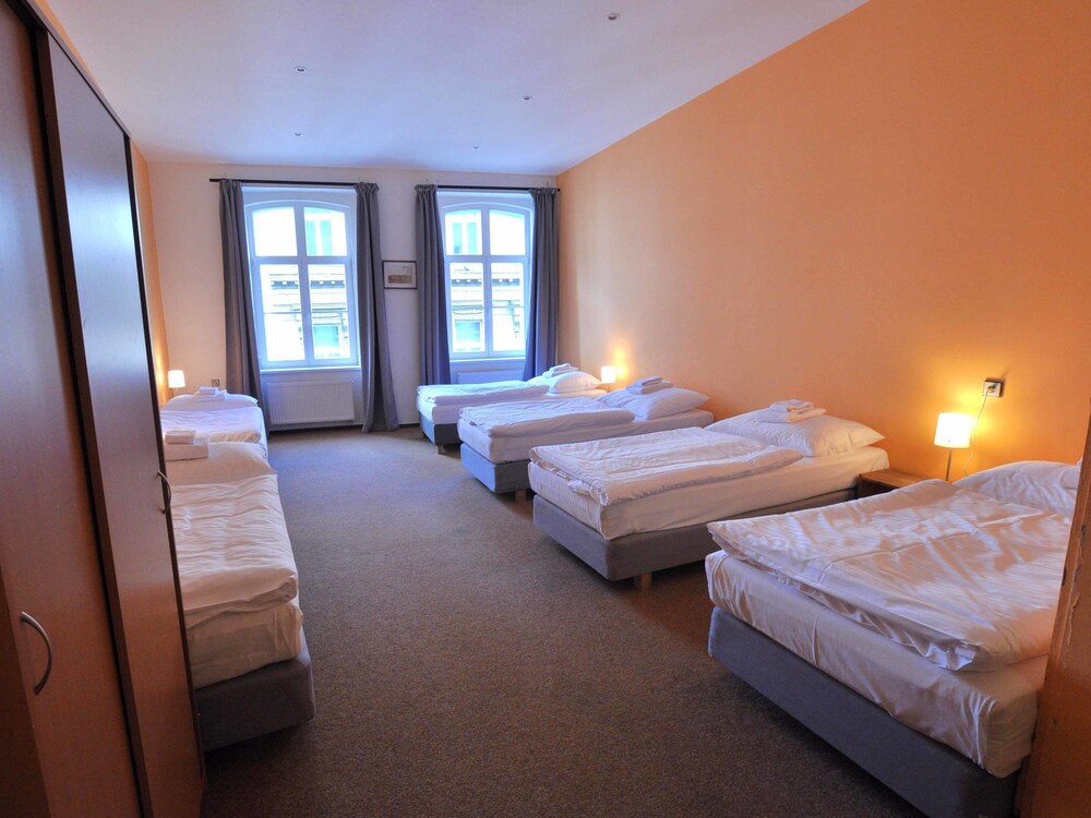 아파트 (Sleeps 8)