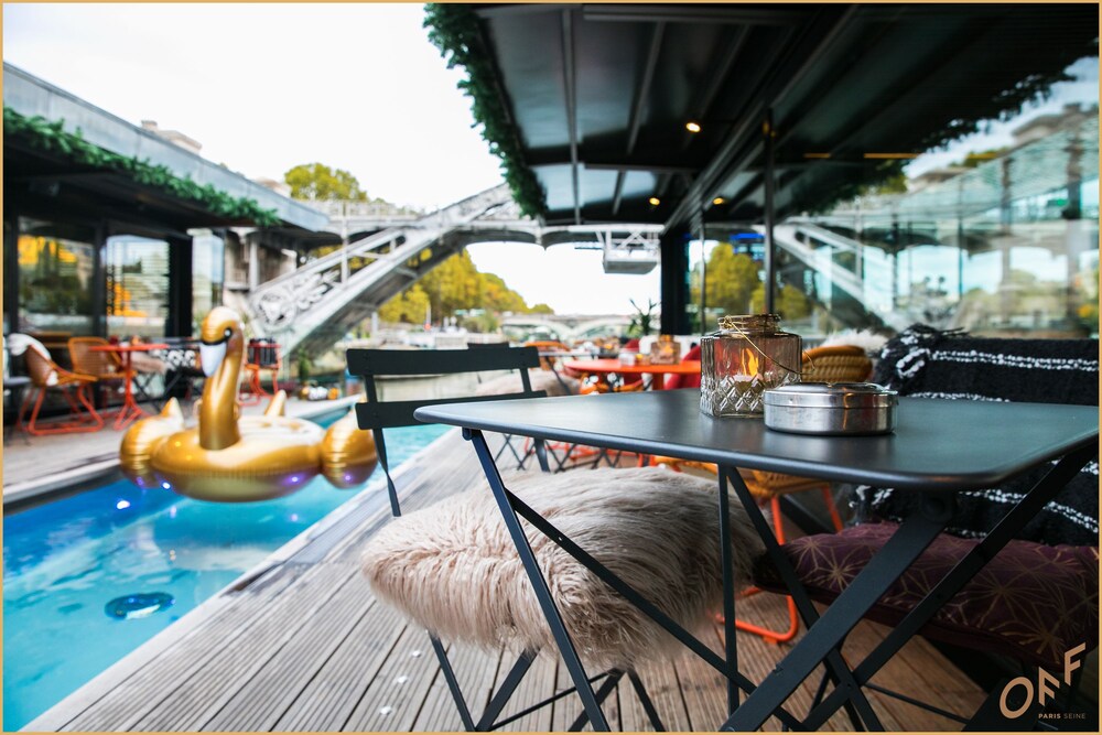 Bar en bord de piscine
