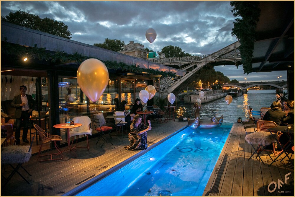 Bar en bord de piscine