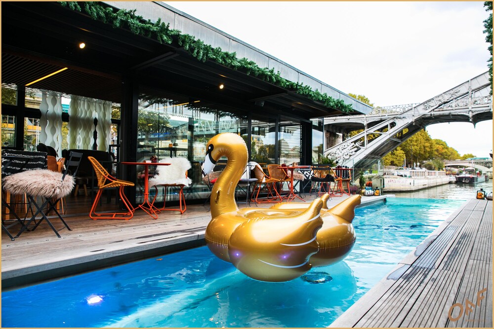 Bar en bord de piscine