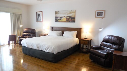 Birdwood Motel