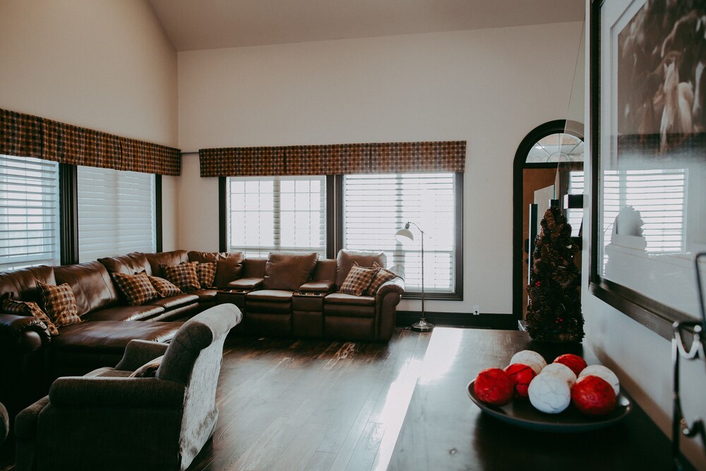 Luxury Chalet, 6 Bedrooms, Patio, Pool View (Heritage) - Living Room