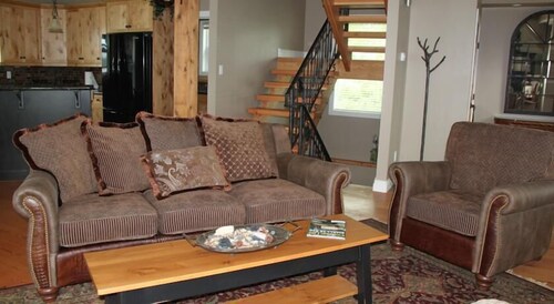 Luxury Cabin, 2 Bedrooms, Jetted Tub, Lake View (Legacy) - Living Area