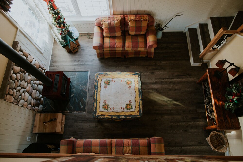 Luxury Cabin, 2 Bedrooms, Accessible, Pool View (Hummingbird Inn) - Living Room