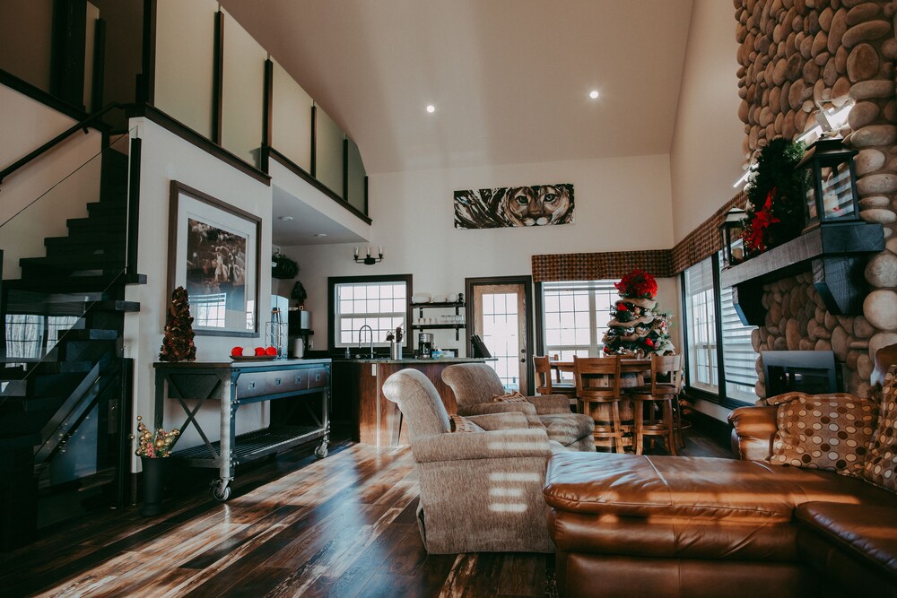 Luxury Chalet, 6 Bedrooms, Patio, Pool View (Heritage) - Living Room