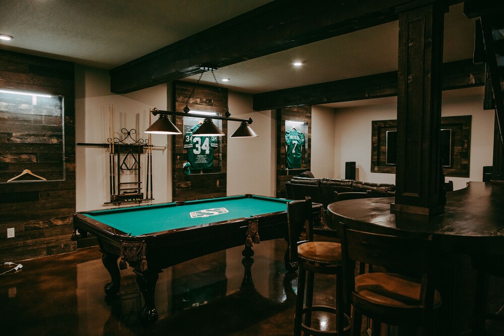 Luxury Chalet, 6 Bedrooms, Patio, Pool View (Heritage) - Living Area