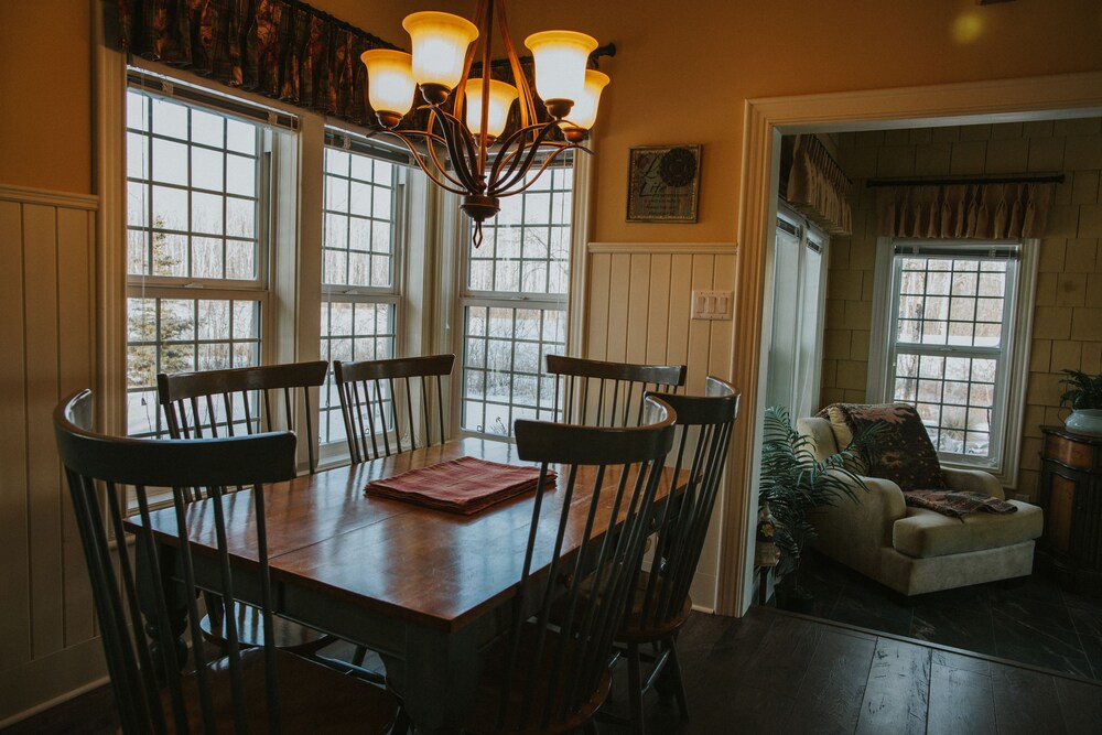 Luxury Cabin, 2 Bedrooms, Accessible, Pool View (Hummingbird Inn) - In-Room Dining