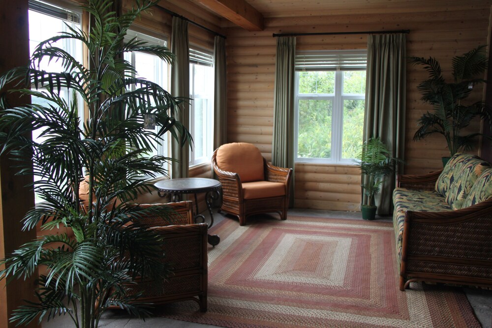 Luxury Cabin, 2 Bedrooms, Jetted Tub, Lake View (Legacy) - Living Area