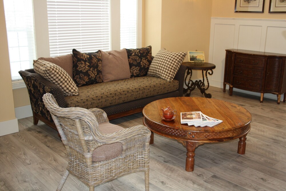 Luxury Cabin, 3 Bedrooms, Balcony (Perch) - Living Area