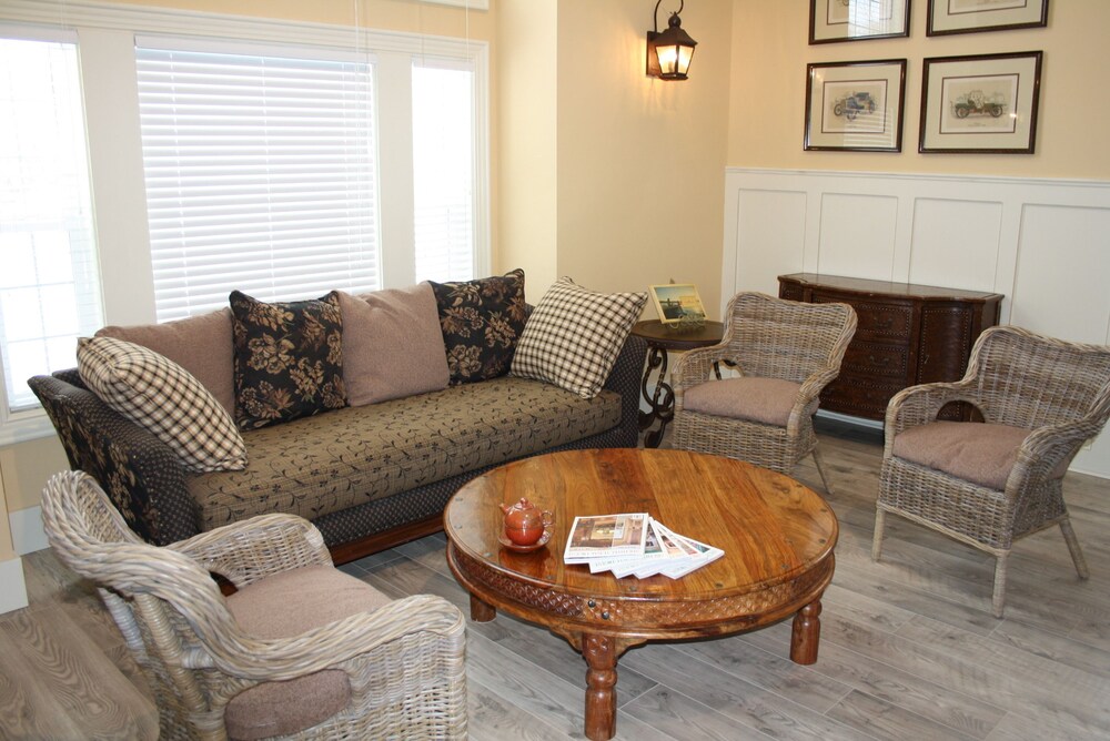 Luxury Cabin, 3 Bedrooms, Balcony (Perch) - Living Room