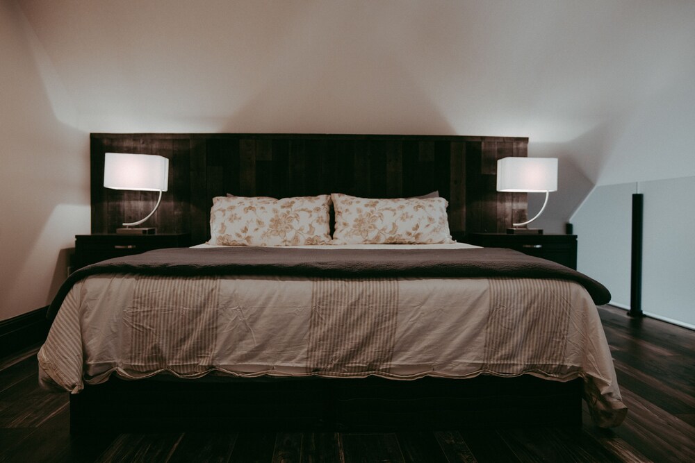 Luxury Chalet, 6 Bedrooms, Patio, Pool View (Heritage) - Guestroom