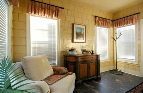 Luxury Cabin, 2 Bedrooms, Accessible, Pool View (Hummingbird Inn) - Living Area