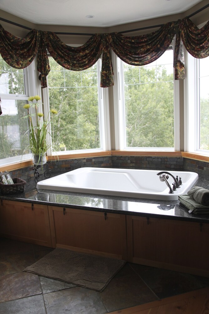 Luxury Cabin, 2 Bedrooms, Jetted Tub, Lake View (Legacy) - Deep Soaking Bathtub