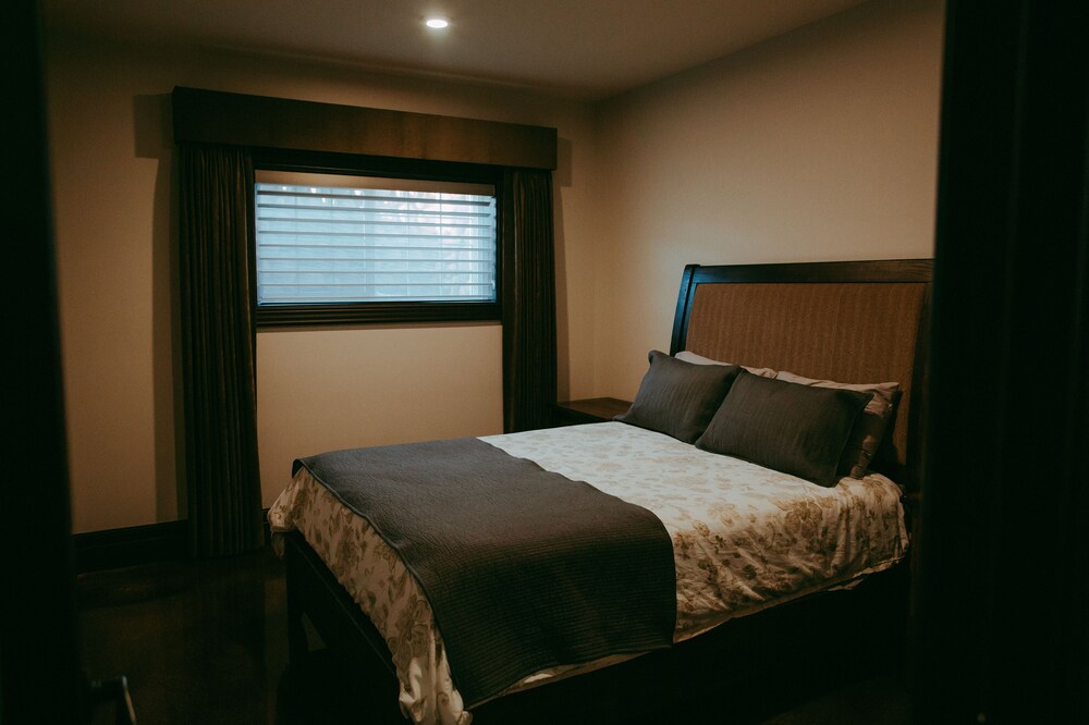 Luxury Chalet, 6 Bedrooms, Patio, Pool View (Heritage) - Guestroom