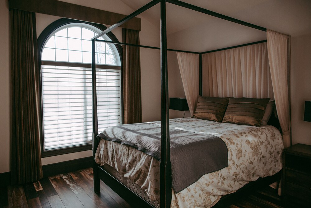 Luxury Chalet, 6 Bedrooms, Patio, Pool View (Heritage) - Guestroom