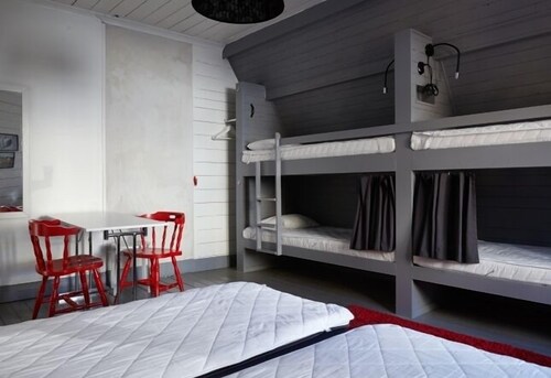 Family Room, Shared Bathroom - Guestroom