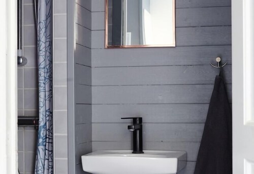 Cottage - Bathroom
