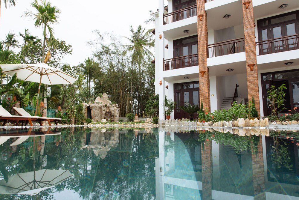 Thác nước trong hồ bơi