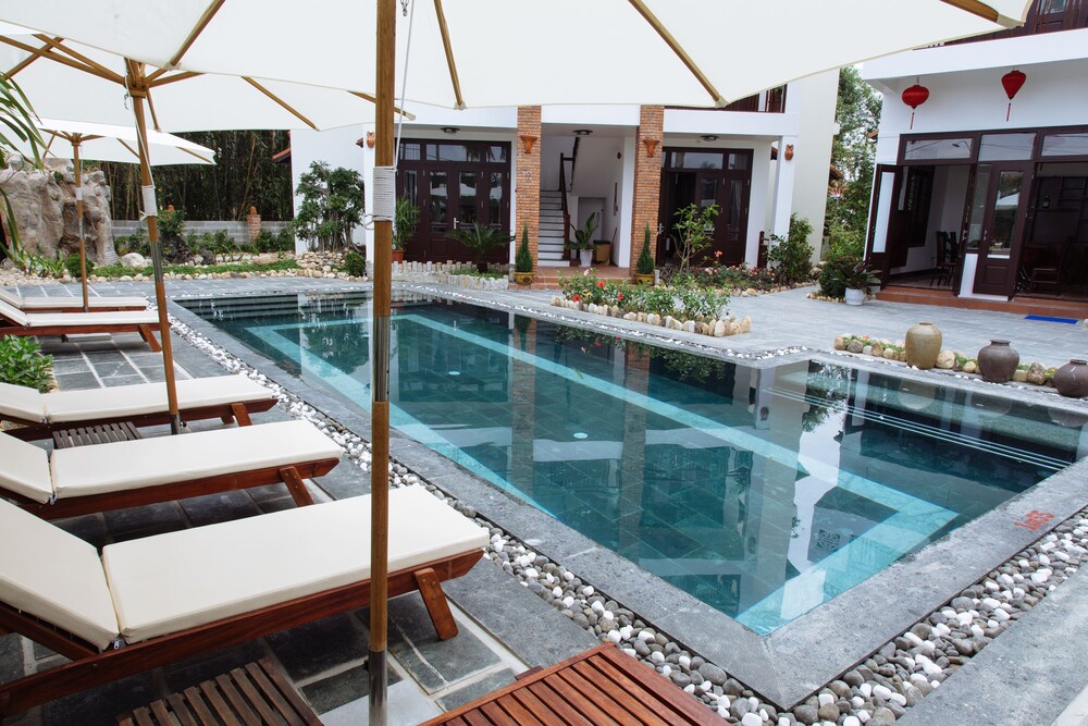 Thác nước trong hồ bơi