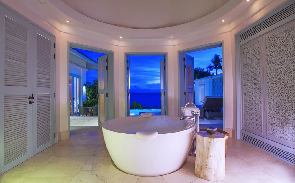Deep Soaking Bathtub