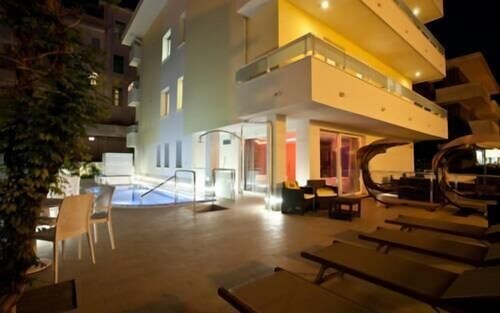 Facciata hotel (sera/notte)
