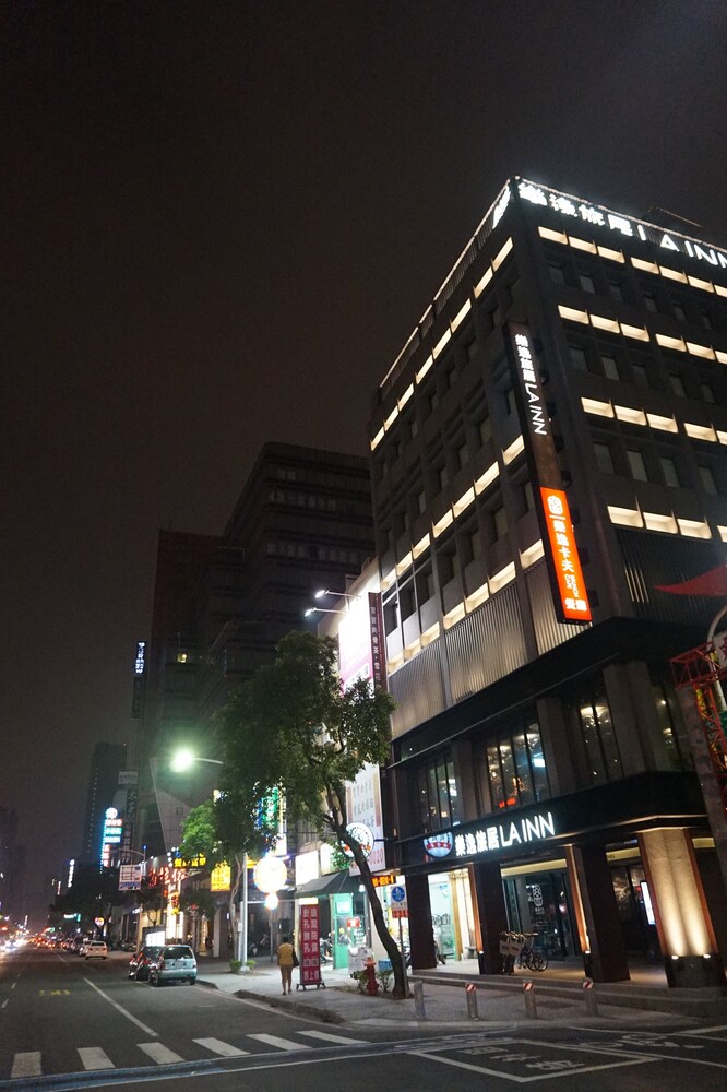 호텔 정면 - 저녁/밤