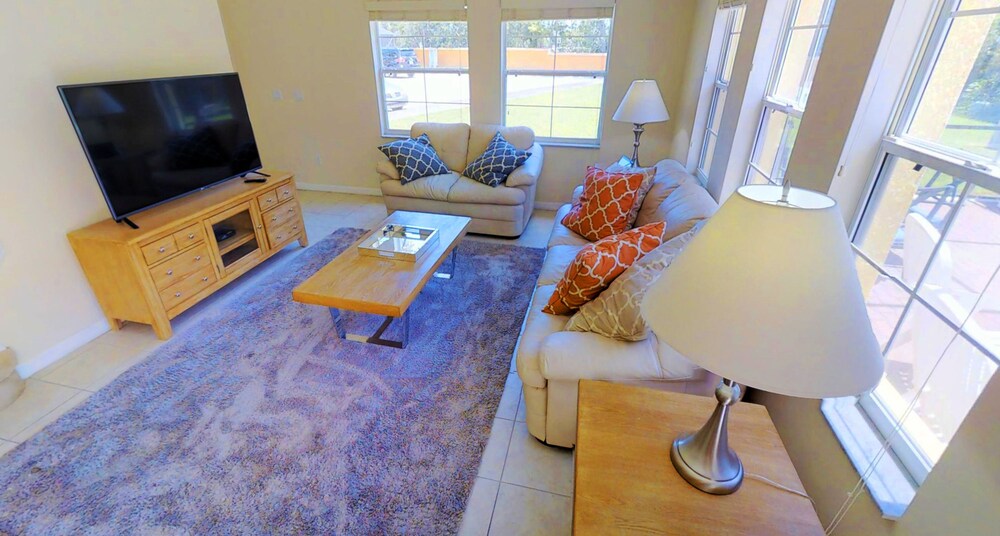 거실 (ACO FAMILY - 4 bd TOWNHOME WITH POOL (1717))