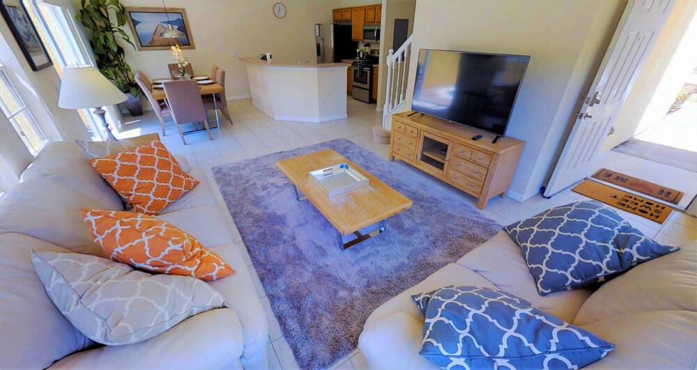 거실 공간 (ACO FAMILY - 4 bd TOWNHOME WITH POOL (1717))