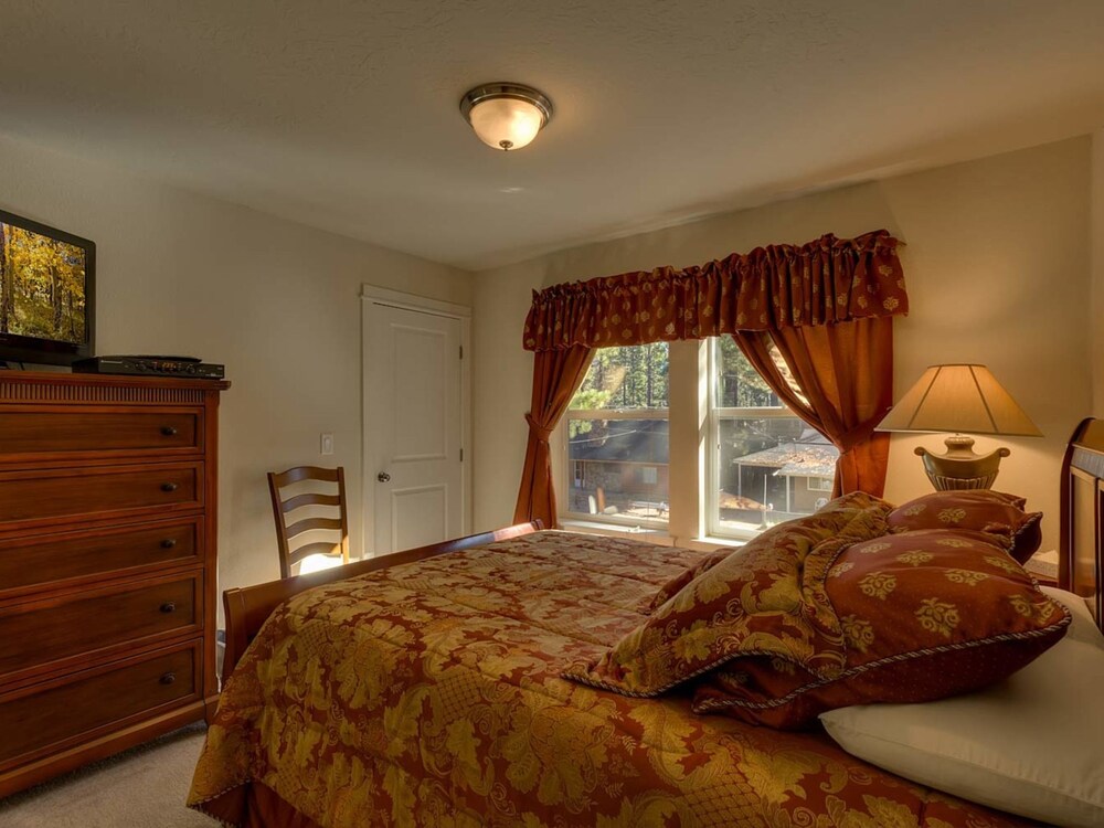 House, 4 Bedrooms, Bathtub (Home with Hot Tub Just 2 Blocks from ) - Guestroom