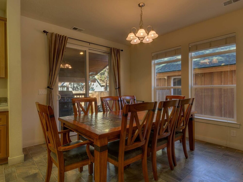 House, 4 Bedrooms, Bathtub (Home with Hot Tub Just 2 Blocks from ) - In-Room Dining