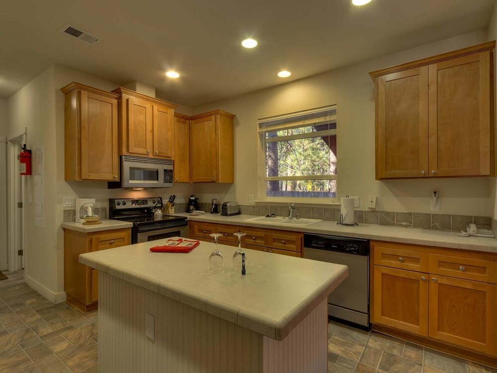House, 4 Bedrooms, Bathtub (Home with Hot Tub Just 2 Blocks from ) - In-Room Kitchen