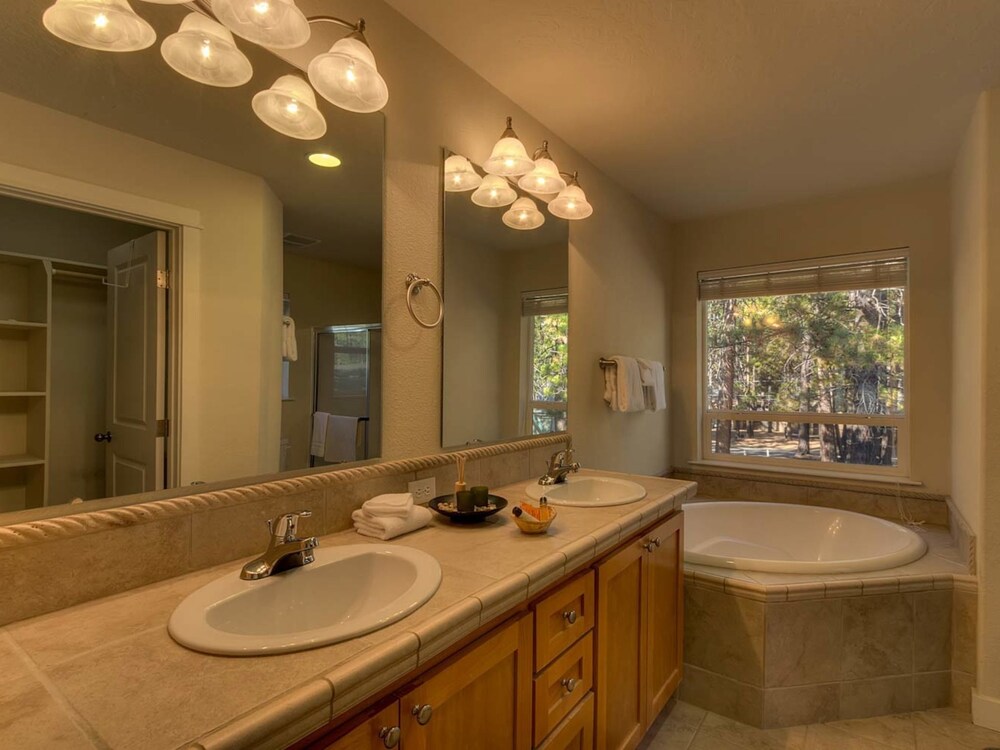 House, 4 Bedrooms, Bathtub (Home with Hot Tub Just 2 Blocks from ) - Bathroom