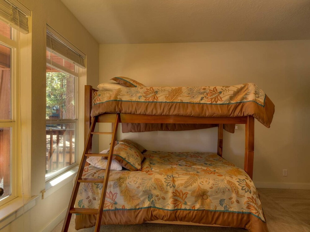 House, 4 Bedrooms, Bathtub (Home with Hot Tub Just 2 Blocks from ) - Guestroom