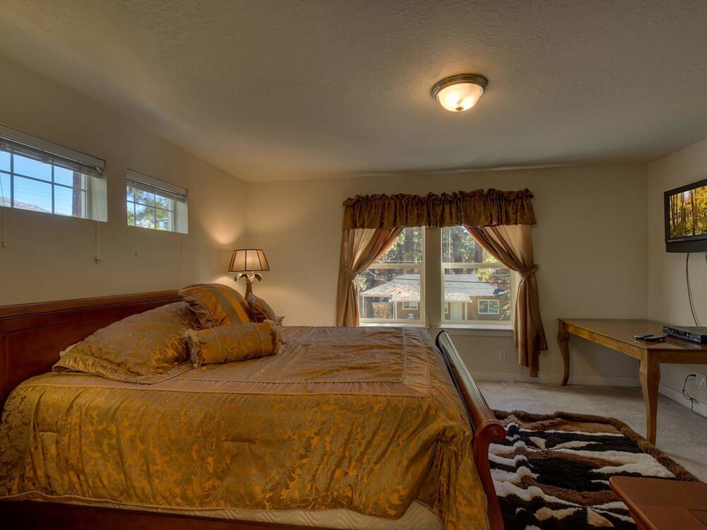 House, 4 Bedrooms, Bathtub (Home with Hot Tub Just 2 Blocks from ) - Guestroom