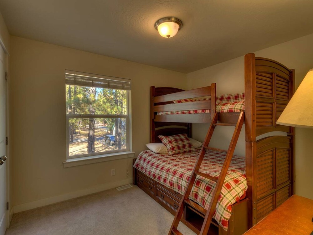 House, 4 Bedrooms, Bathtub (Home with Hot Tub Just 2 Blocks from ) - Guestroom