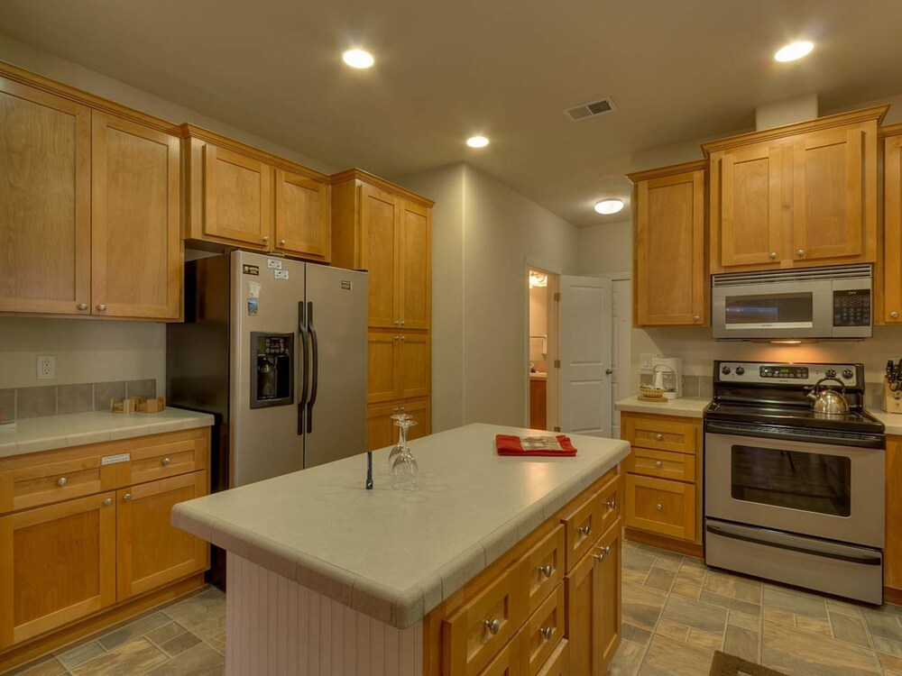 House, 4 Bedrooms, Bathtub (Home with Hot Tub Just 2 Blocks from ) - In-Room Kitchen