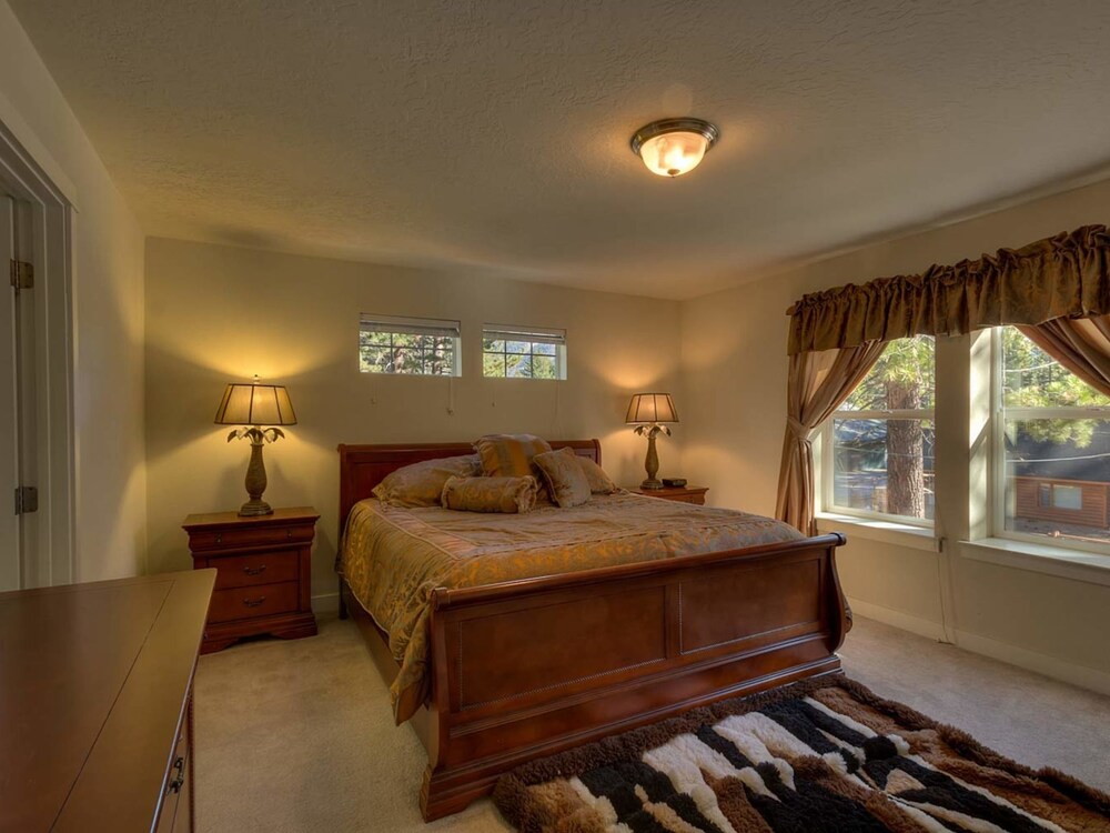 House, 4 Bedrooms, Bathtub (Home with Hot Tub Just 2 Blocks from ) - Guestroom