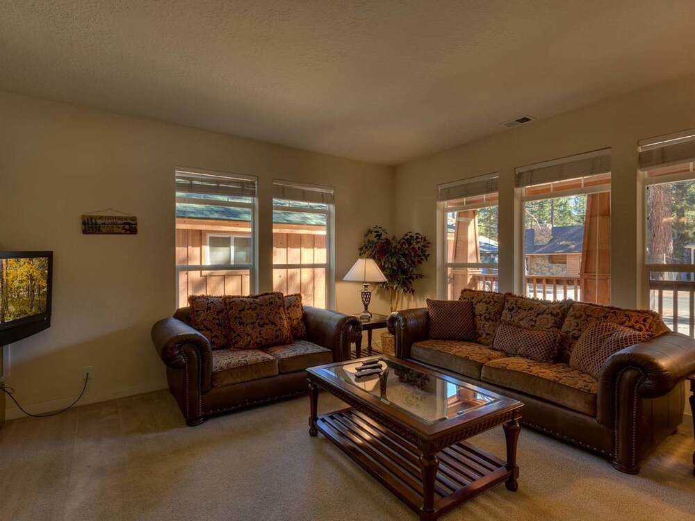 House, 4 Bedrooms, Bathtub (Home with Hot Tub Just 2 Blocks from ) - Living Area