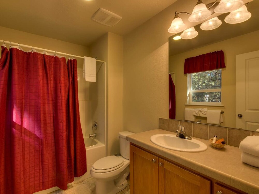 House, 4 Bedrooms, Bathtub (Home with Hot Tub Just 2 Blocks from ) - Bathroom